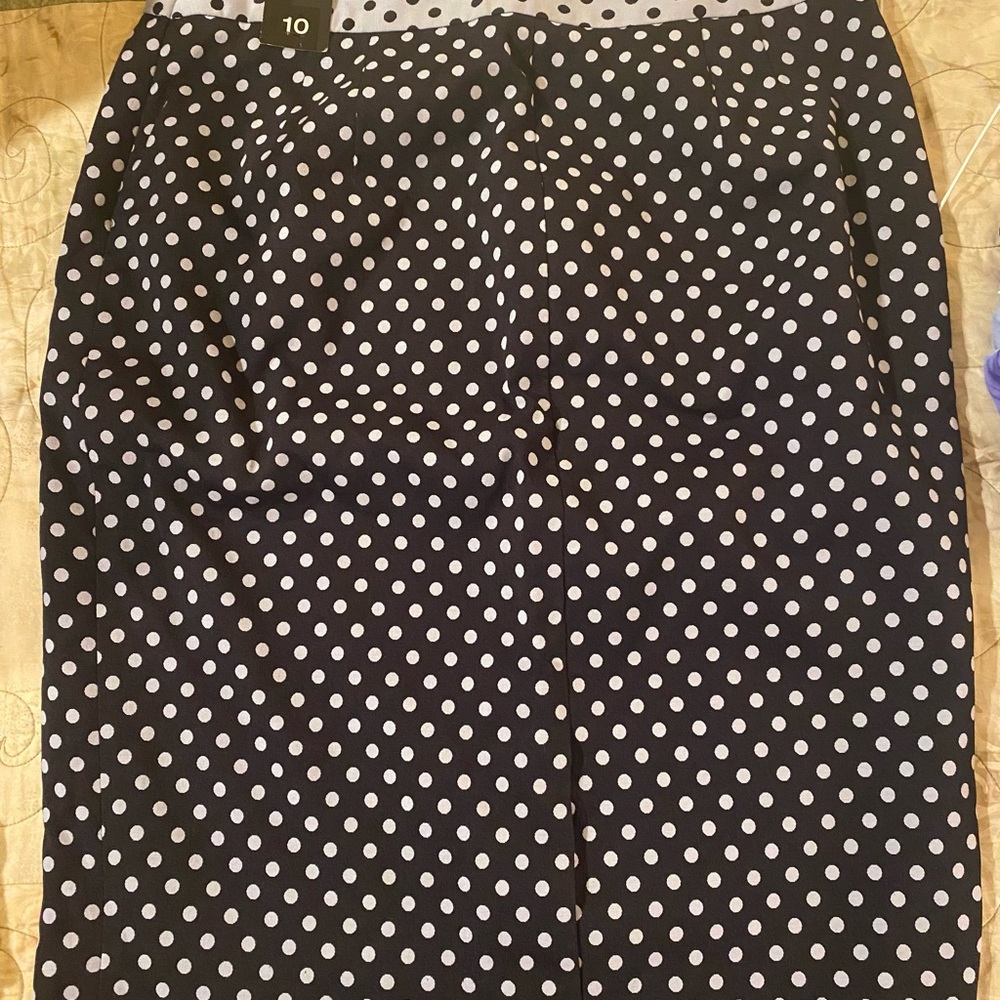 Pencil skirt. Polka dots. Contrasting at waistband